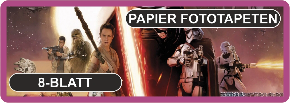 „Querformatiges Werbebild mit Komar-Fototapete im Hintergrund: großflächiges Sonnenuntergangsmotiv mit See, Baum und Bergkulisse. Die Tapete zeigt den typischen zweireihigen Aufbau mit 4 Bahnen oben und 4 Bahnen unten. Im Vordergrund modernes Wohnambiente