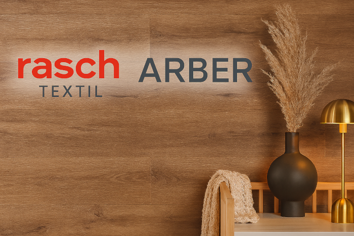 „Wohnambiente mit Rasch Textil ARBER Tapete – Holzoptik in warmen Brauntönen, Pampasgras, Vase und Messinglampe als stilvolle Einrichtungsidee“