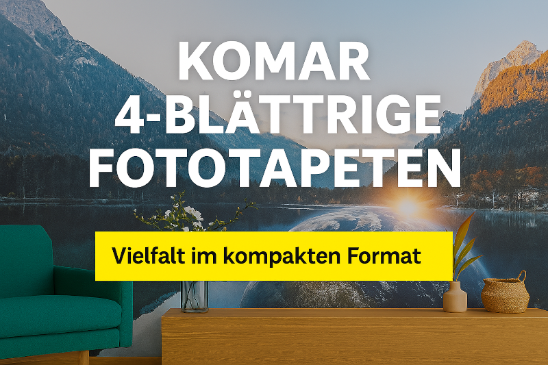 „Querformatiges Werbebild mit Komar-Fototapete im Hintergrund: alpine Landschaft mit See, Bergen und Sonnenaufgang. Im Vordergrund ein modernes Wohnambiente mit grünem Sessel, Holzkonsole, Vase mit Blüten und Korb. Schriftzug: ‚Komar 4-blättrige Fototapet