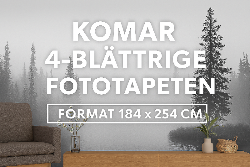„Querformatiges Werbebild mit Komar-Fototapete im Format 184 × 254 cm. Die Tapete zeigt ein nebliges Waldmotiv in Graustufen mit hohen Nadelbäumen. Im Vordergrund modernes Wohnambiente mit braunem Sessel, Holzkonsole, Vase mit Blütenzweigen und grüner Pfl