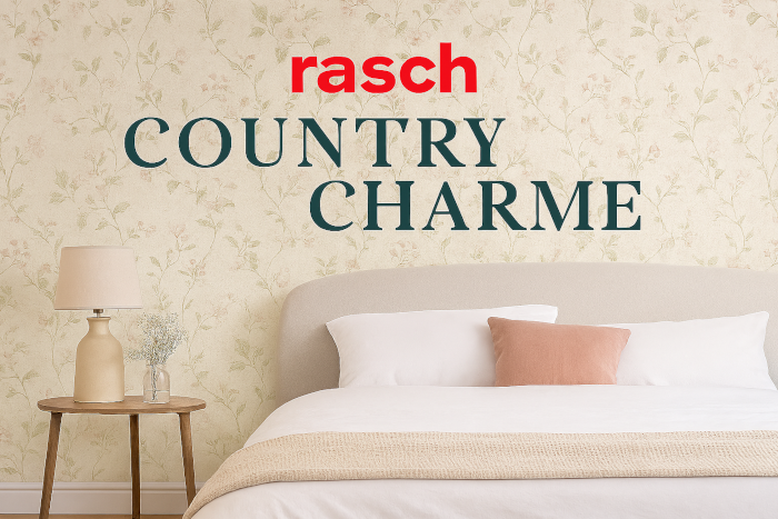 alt="Country Charme – Rasch Kollektion: Vliestapete mit floralen Motiven im Landhausstil, Querformat, gemütliches Schlafzimmer"