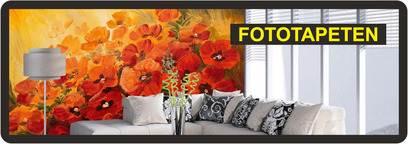 Raumbild eines Wohnzimmers mit einer geblümten Fototapete