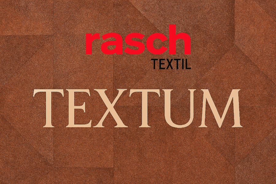 Querformatiges Kategoriebild zur Tapetenkollektion „TEXTUM“ von Rasch Textil. Der Hintergrund zeigt eine strukturierte, textilartige Oberfläche in warmen Terrakotta-Tönen mit geometrischen Linien und grafischen Mustern. Zentral platziert sind das rote Ras