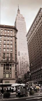 „New York City Straßenszene mit Skyline und Empire State Building“