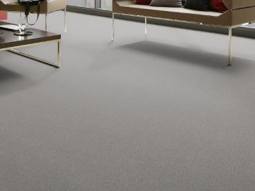 Vorwerk Constance Teppichboden in Farbe 53A6 – verlegt im modernen Wohnraum, textile Schlingenstruktur mit dezenter Farbgebung.