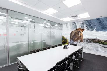 „Tiermotiv-Fototapete MS-5-0439 als Blickfang im Wohnzimmer – lebendige Farben und räumliche Tiefe“