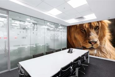 „Tiermotiv-Fototapete MS-5-0543 als Blickfang im Wohnzimmer – lebendige Farben und räumliche Tiefe“