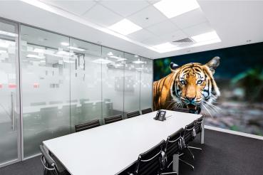 „Tiermotiv-Fototapete MS-5-0544 als Blickfang im Wohnzimmer – lebendige Farben und räumliche Tiefe“
