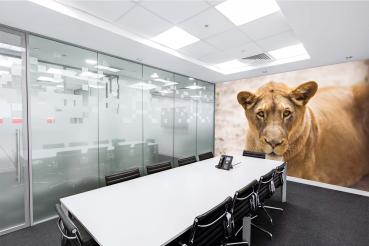 „Tiermotiv-Fototapete MS-5-0559 als Blickfang im Wohnzimmer – lebendige Farben und räumliche Tiefe“