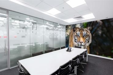 „Tiermotiv-Fototapete MS-5-0607 als Blickfang im Wohnzimmer – lebendige Farben und räumliche Tiefe“
