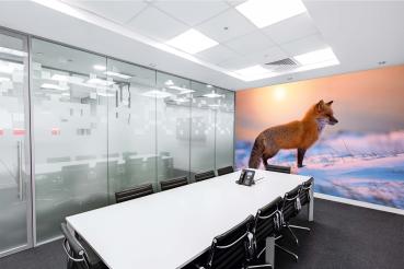 „Tiermotiv-Fototapete MS-5-0614 als Blickfang im Wohnzimmer – lebendige Farben und räumliche Tiefe“