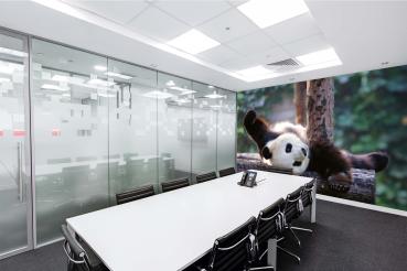„Tiermotiv-Fototapete MS-5-0623 als Blickfang im Wohnzimmer – lebendige Farben und räumliche Tiefe“