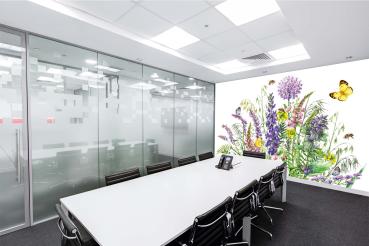 Fototapete MS-5-1304 mit Blumenmotiv – stimmungsvolle Raumansicht im Querformat, dekorativ verlegt auf großer Wandfläche.
