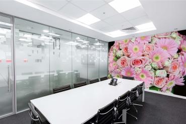 Fototapete MS-5-1336 mit Blumenmotiv – stimmungsvolle Raumansicht im Querformat, dekorativ verlegt auf großer Wandfläche.