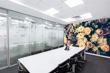 Fototapete MS-5-1378 mit Blumenmotiv – stimmungsvolle Raumansicht im Querformat, dekorativ verlegt auf großer Wandfläche.