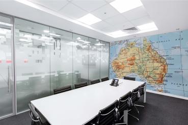 „Raumansicht mit Vlies-Fototapete MS-5-1517 – stilisierte Weltkarte als Wandgestaltung in Wohn- oder Arbeitsbereich“