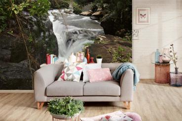 Fototapete MS-5-1607 mit Wasserfall-Motiv in einem modern eingerichteten Wohnraum