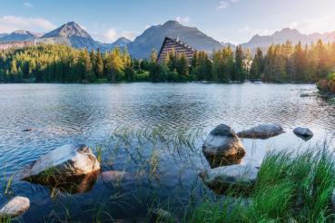 Vlies-Fototapete MS-5-1814 mit alpinem Bergmotiv – Format 375 × 250 cm, brillante Farben, klare Linien, Naturpanorama in XX