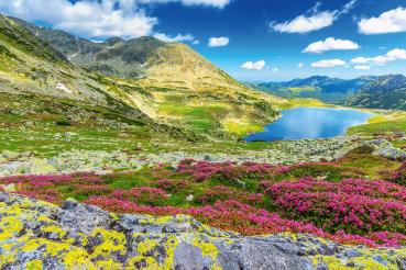 Vlies-Fototapete MS-5-1816 mit alpinem Bergmotiv – Format 375 × 250 cm, brillante Farben, klare Linien, Naturpanorama in XX