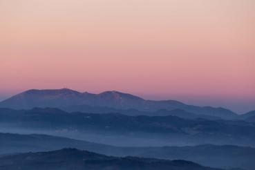 Vlies-Fototapete MS-5-1919 mit alpinem Bergmotiv – Format 375 × 250 cm, brillante Farben, klare Linien, Naturpanorama in XX