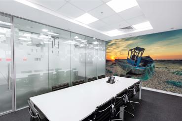 Fototapete MS-5-2779 „Boote & Schiffe“ als Wanddekoration in modernem Wohnraum; stimmungsvolles Hafenmotiv mit räumlicher Tiefe