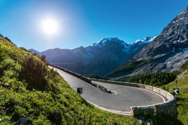 Vlies-Fototapete MS-5-2868 mit alpinem Bergmotiv – Format 375 × 250 cm, brillante Farben, klare Linien, Naturpanorama in XX