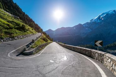 Vlies-Fototapete MS-5-2869 mit alpinem Bergmotiv – Format 375 × 250 cm, brillante Farben, klare Linien, Naturpanorama in XX