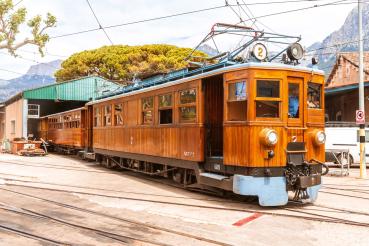 Vlies-Fototapete MS-5-2886 in Draufsicht; Retro-Motiv mit geometrischem Design und nostalgischer Farbwirkung