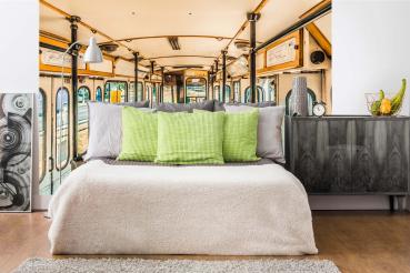 MS-5-2918 als Wandtapete in modernem Interieur; Retro-Design mit räumlicher Tiefe und Vintage-Charme