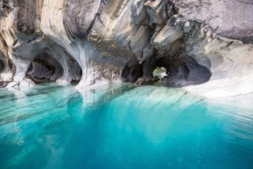 Vlies-Fototapete MS-5-3052 mit alpinem Bergmotiv – Format 375 × 250 cm, brillante Farben, klare Linien, Naturpanorama in XX