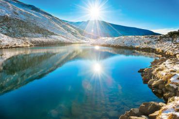 Vlies-Fototapete MS-5-3058 mit alpinem Bergmotiv – Format 375 × 250 cm, brillante Farben, klare Linien, Naturpanorama in XX