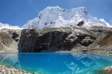 Vlies-Fototapete MS-5-3067 mit alpinem Bergmotiv – Format 375 × 250 cm, brillante Farben, klare Linien, Naturpanorama in XX