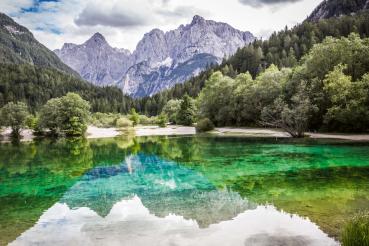 Vlies-Fototapete MS-5-3073 mit alpinem Bergmotiv – Format 375 × 250 cm, brillante Farben, klare Linien, Naturpanorama in XX