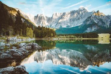 Vlies-Fototapete MS-5-3074 mit alpinem Bergmotiv – Format 375 × 250 cm, brillante Farben, klare Linien, Naturpanorama in XX