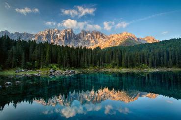 Vlies-Fototapete MS-5-3076 mit alpinem Bergmotiv – Format 375 × 250 cm, brillante Farben, klare Linien, Naturpanorama in XX