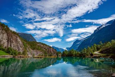 Vlies-Fototapete MS-5-3082 mit alpinem Bergmotiv – Format 375 × 250 cm, brillante Farben, klare Linien, Naturpanorama in XX