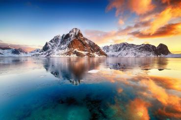 Vlies-Fototapete MS-5-3083 mit alpinem Bergmotiv – Format 375 × 250 cm, brillante Farben, klare Linien, Naturpanorama in XX