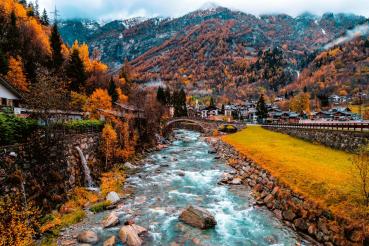 Vlies-Fototapete MS-5-3097 mit alpinem Bergmotiv – Format 375 × 250 cm, brillante Farben, klare Linien, Naturpanorama in XX