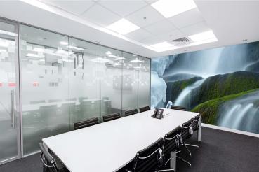 Fototapete MS-5-3156 mit Wasserfall-Motiv in einem modern eingerichteten Wohnraum
