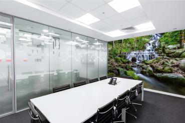 Fototapete MS-5-3157 mit Wasserfall-Motiv in einem modern eingerichteten Wohnraum