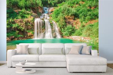 Fototapete MS-5-3171 mit Wasserfall-Motiv in einem modern eingerichteten Wohnraum