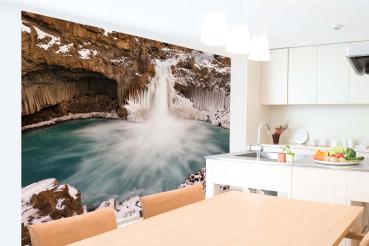 Fototapete MS-5-3184 mit Wasserfall-Motiv in einem modern eingerichteten Wohnraum