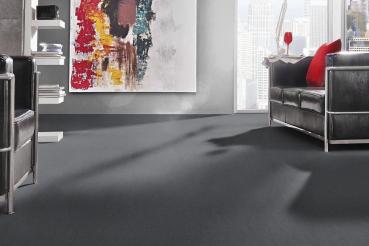 Nutria Melange 5Y71 als Bodenbelag in modernem Wohnraum; hochwertiger Vorwerk-Velours mit wohnlicher Wirkung