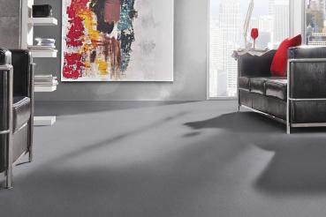 Nutria Melange 5Y72 als Bodenbelag in modernem Wohnraum; hochwertiger Vorwerk-Velours mit wohnlicher Wirkung