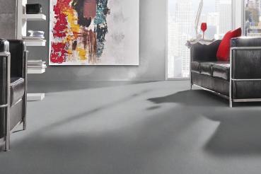 Nutria Melange 5Y73 als Bodenbelag in modernem Wohnraum; hochwertiger Vorwerk-Velours mit wohnlicher Wirkung