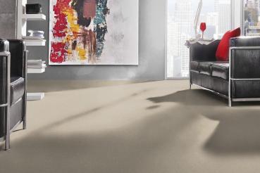 Nutria Melange 6C87 als Bodenbelag in modernem Wohnraum; hochwertiger Vorwerk-Velours mit wohnlicher Wirkung