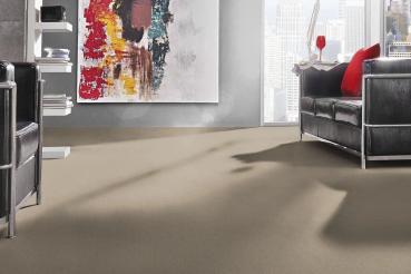 Nutria Melange 8K48 als Bodenbelag in modernem Wohnraum; hochwertiger Vorwerk-Velours mit wohnlicher Wirkung