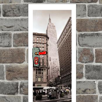 „Empire State Building zwischen Hochhäusern in belebter New Yorker Straße“