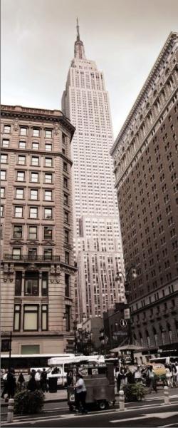 „New York City Straßenszene mit Skyline und Empire State Building“