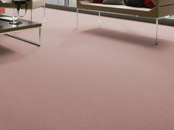 Vorwerk Constance Teppichboden in Farbe 1Q12 – verlegt im modernen Wohnraum, textile Schlingenstruktur mit dezenter Farbgebung.